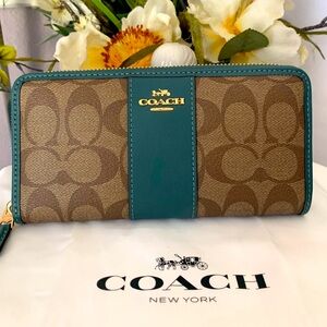 NWOT Coach Signature Leather Zip Around
Long Accordion Wallet